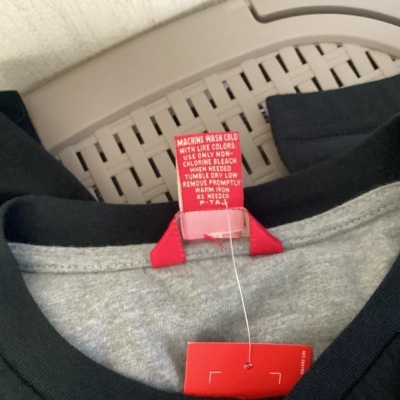 IZOD NWT Men’s Black Long Sleeved Tee.  Size M - Picture 5 of 6